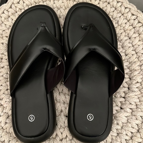 Shoes - NWOT Black thong toe sandals
